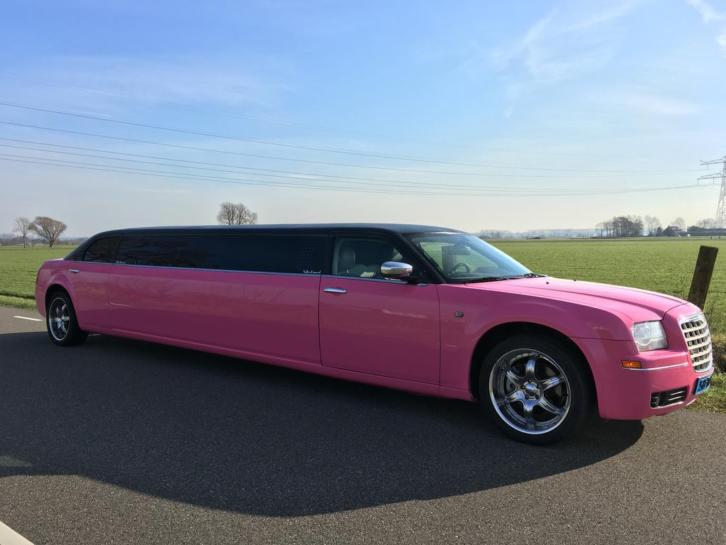 Roze limousine Roze limo huren. roze gala limousine