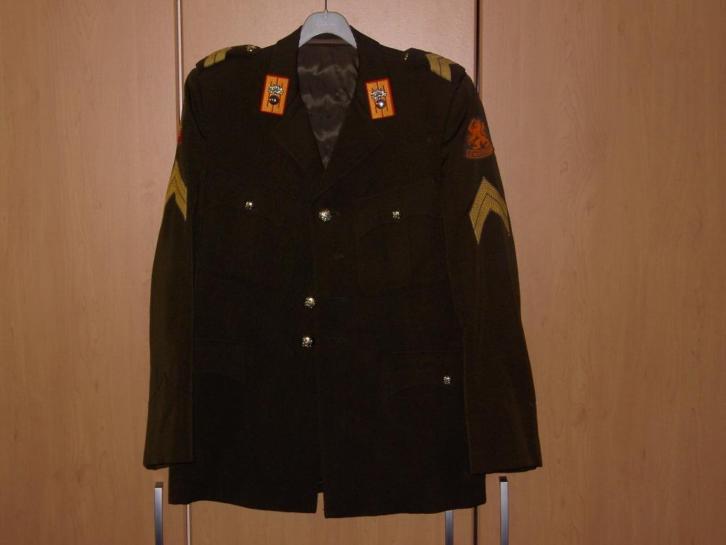 Verzameling militaire kleding wegens beeindigen hobby