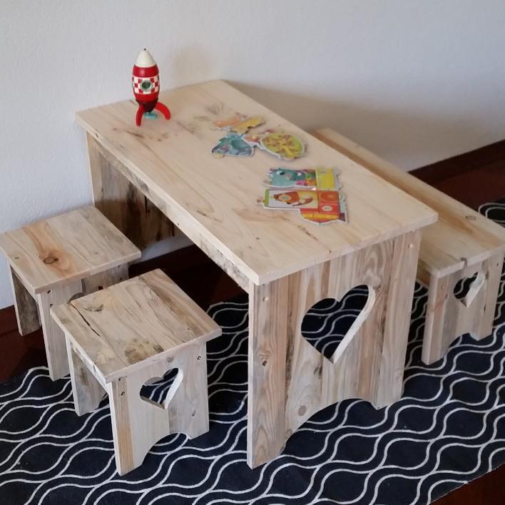 houten kindertafel met kinderkrukjes of kinderstoeltjes
