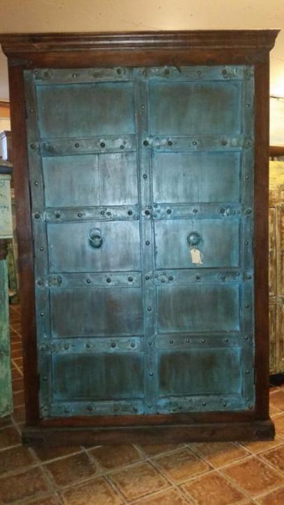 Wandkast met oude poort deuren uit Noord India