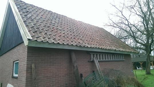 Oude holle dakpannen oranje nokvorsten