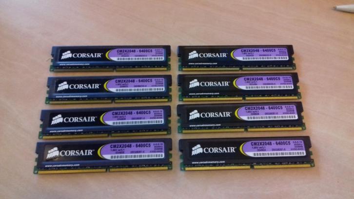 8x Corsair 2GB DDR2 800MHz Geheugen (CM2X2048-6400C5)