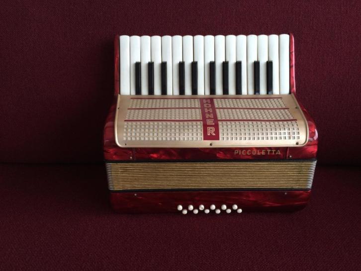 Kleine Piccoletta accordeon van Hohner . 12 bas .