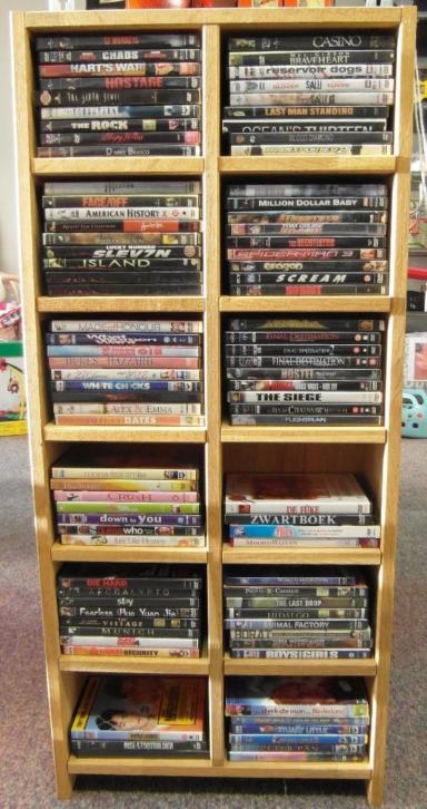 Mooie eiken DVD kast gevuld met 90 DVD's in diverse genres
