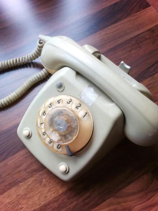 oude draaischijftelefoon.