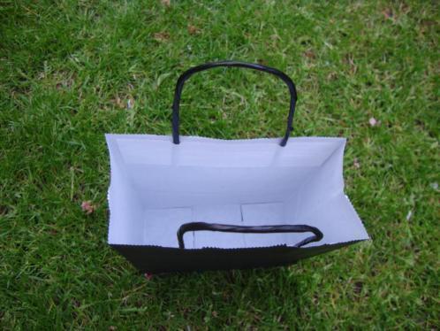 Papieren tassen / draagtassen, zwart, 18 + 8 x 22 cm, nieuw!