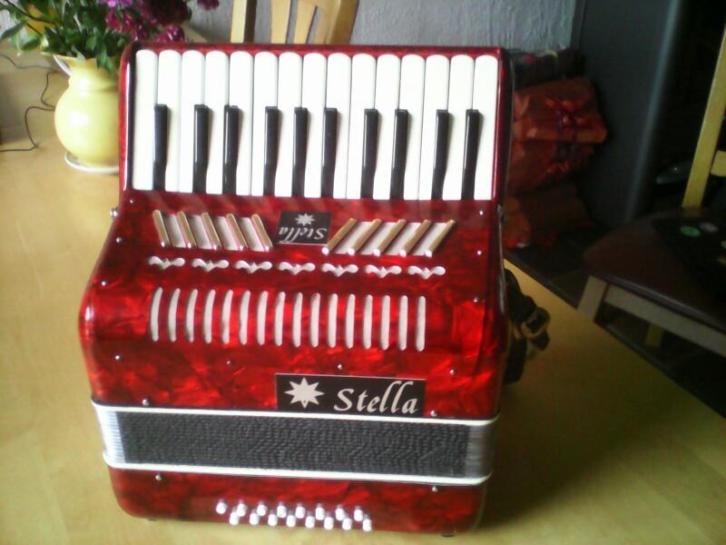 Stella accordeon 16 bassen