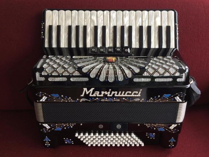 Bijna nieuwe Marinucci accordeon . 72 bas . Een plaatje!