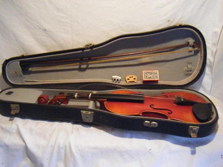 Oude viool in koffer met strijkstok