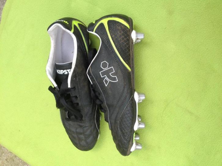rugby schoenen met ijzeren noppen merk: KIPSTA maat 43