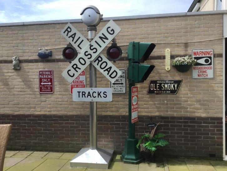 Usa original railroad crossing warning signal unit working