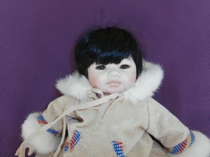 Eskimo Meisje 36 cm porselein
