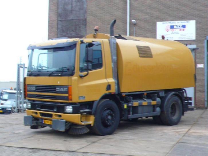 DAF CF 65.210 vrachtwagen met veegopbouw