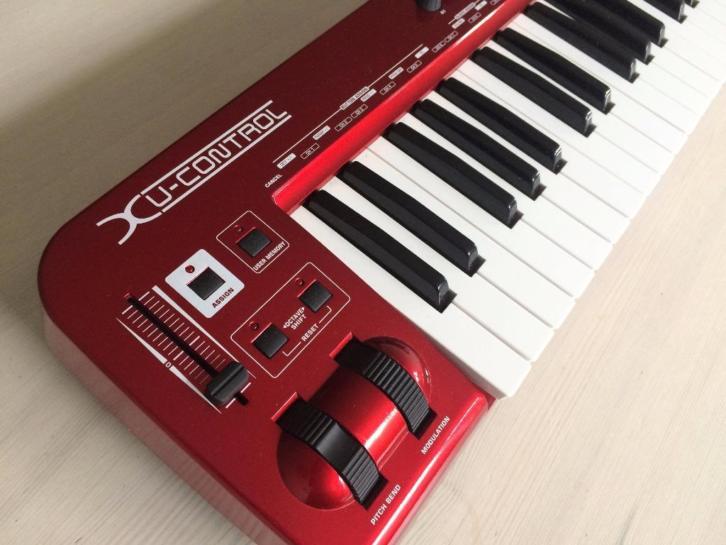 Behringer U-control UMX610 MIDI keyboard