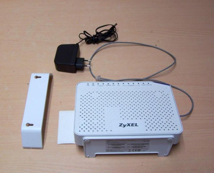 5527. Zyxel modem router P-2812hnu-f1