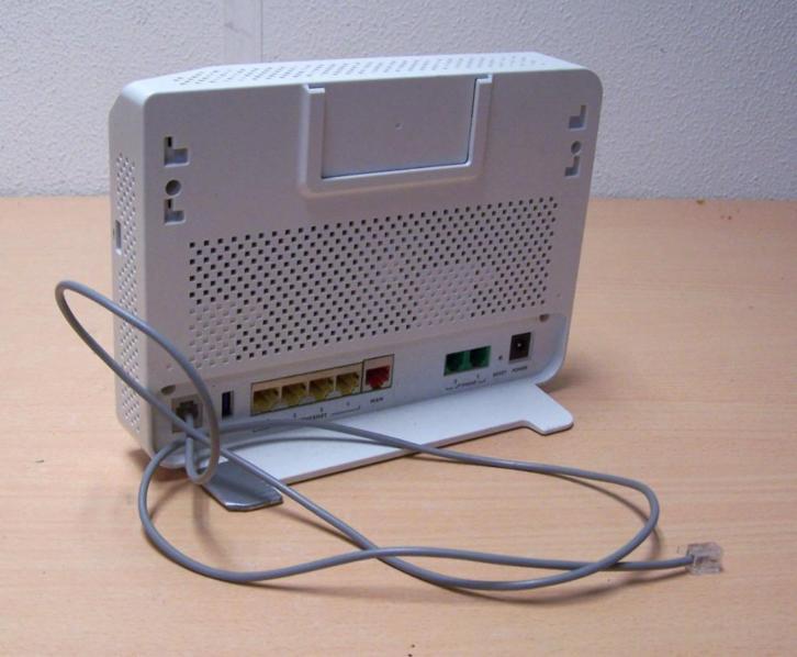 5527. Zyxel modem router P-2812hnu-f1