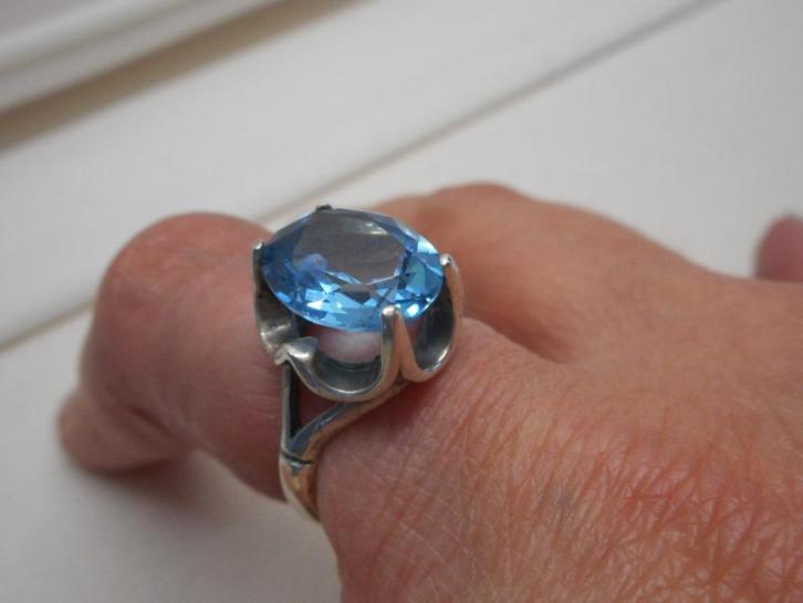 Zilveren vintage ring met opvallende blauwe steen nr.1596