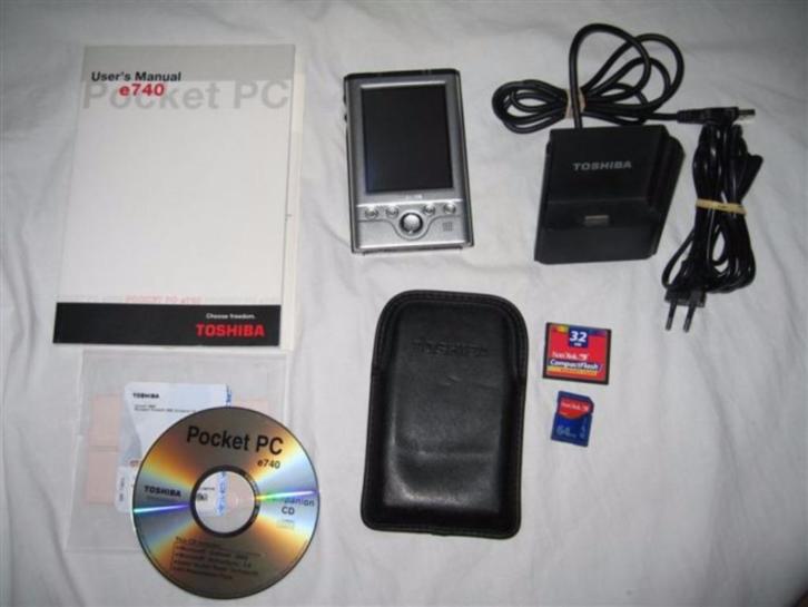 Toshiba e-740 PDA, incl. cradle, extra accu, adapter en boek