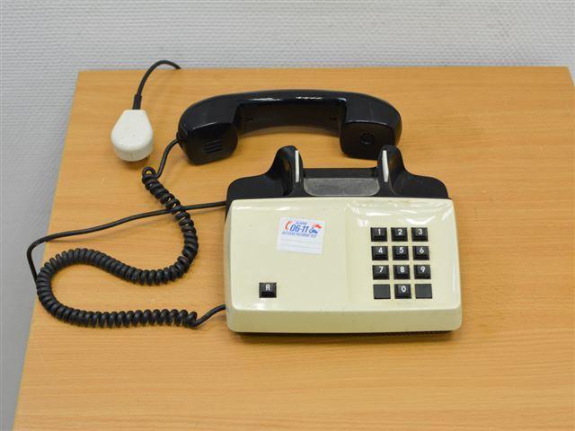 Vintage vaste telefoon met toetsen 69324