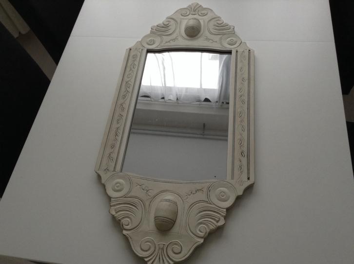 Brocante spiegel, wit houten bewerkte rand, 85 cm hoog