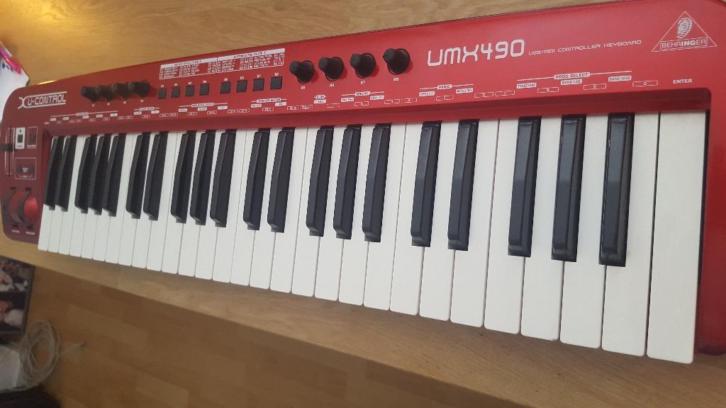 Behringer UMX 490 MIDI keyboard