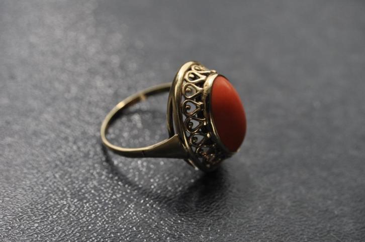Prachtige gouden filigrain ring met bloedkoraal