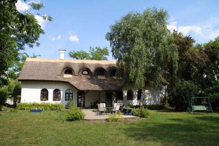 Hongarije N-O: Prachtige Herberg-Familiehuis met rieten dak.