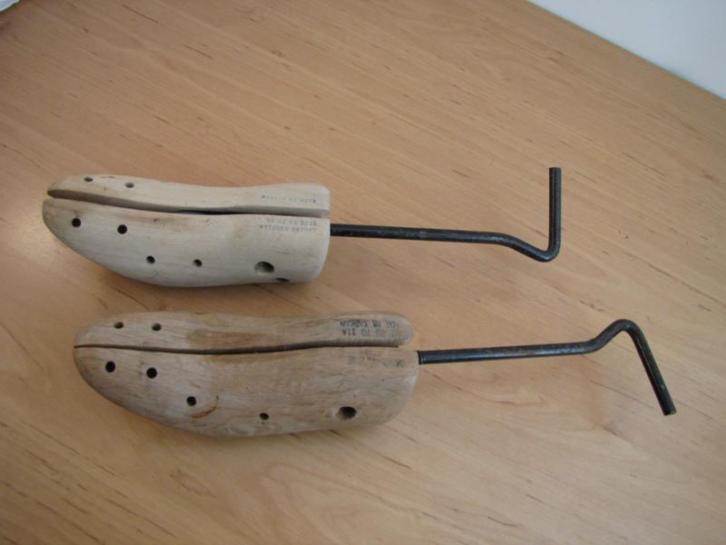 8824 - houten schoenoprekkers voor maat 5B tot 8A €10