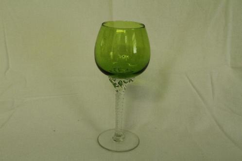 Wijnglas op voet gedraaid groen glas