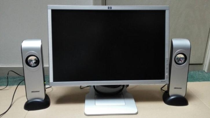 HP W19 LCD FLAT PANEL MONITOR of als complete set.