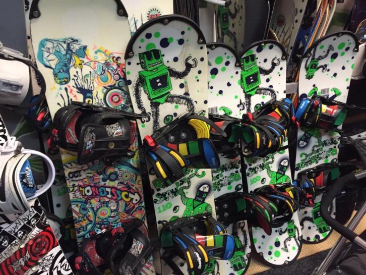 Gebruikte snowboards, snb.schoenen en bindingen ook kinder.
