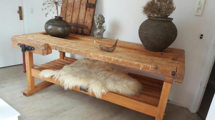 Werkbank/sidetable/keukenblok/oud hout /met bankschroeven Tweedehands