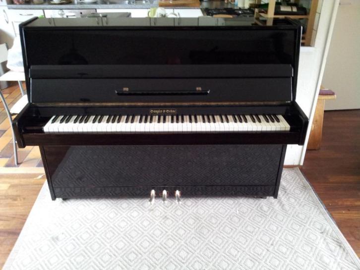 Mooie hooggl zwarte piano met gratis vervoer
