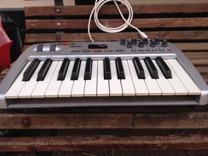 keyboard -M-Audio OXYGEN 8 V2 25-Key USB MIDI Controller