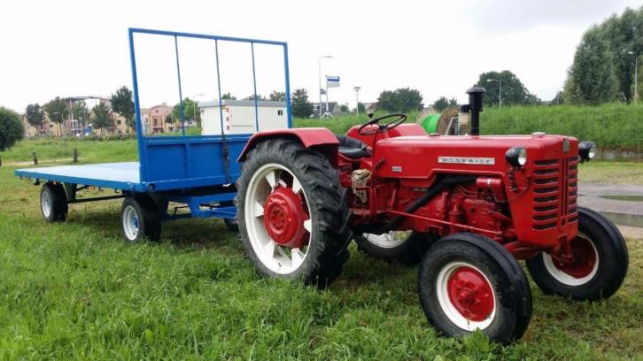 Te koop: Mc Cormick tractor + platte wagen / landbouwwagen
