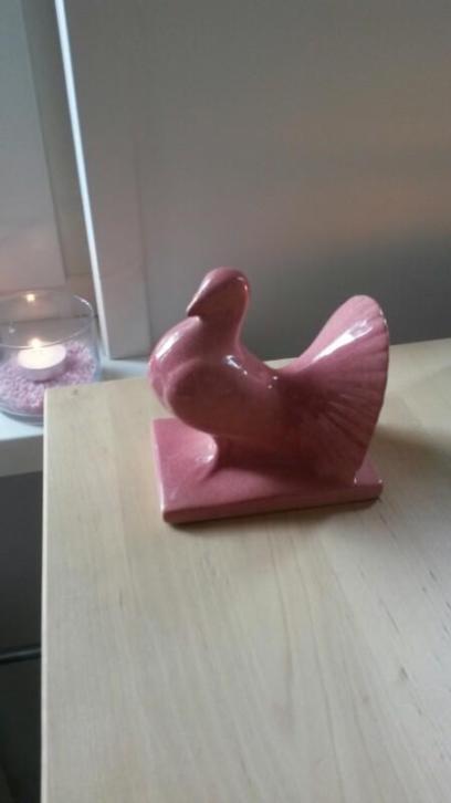 Aardewerk beeldje van een roze duif