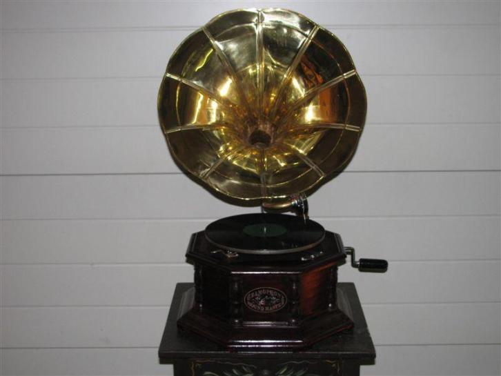 Nostalgische achtkantige grammofoon geheel compleet.