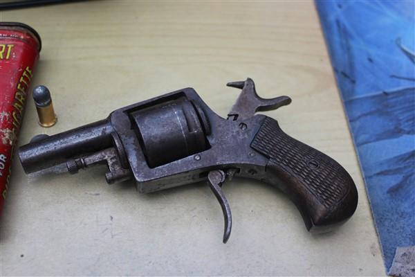 antiek revolver buldog .320