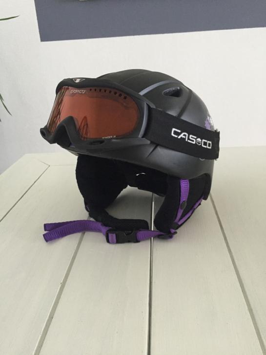 Zwarte snowboardhelm met paarse accenten inclusief goggle