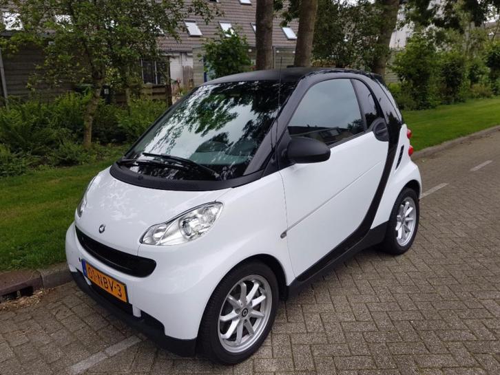 Smart Fortwo 1.0 45KW Coupe MHD AUT 2010 Zwart/wit