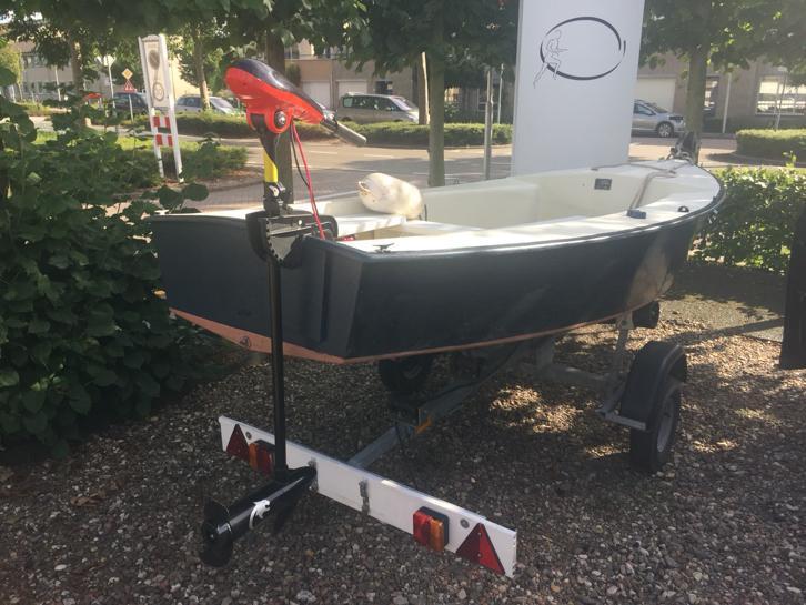 Fluisterboot met trailer en motor