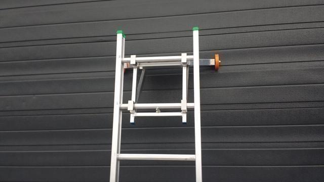 Ladderafhouder Aluminium met rechte hoek en traanplaat