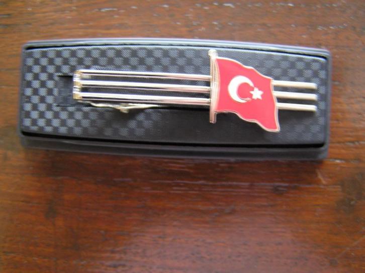 dasspeld Turkse vlag en een van de krijgsmacht