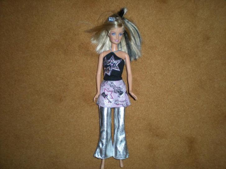 Rock star Barbie met lichtjes in topje (nieuwe batterijen)