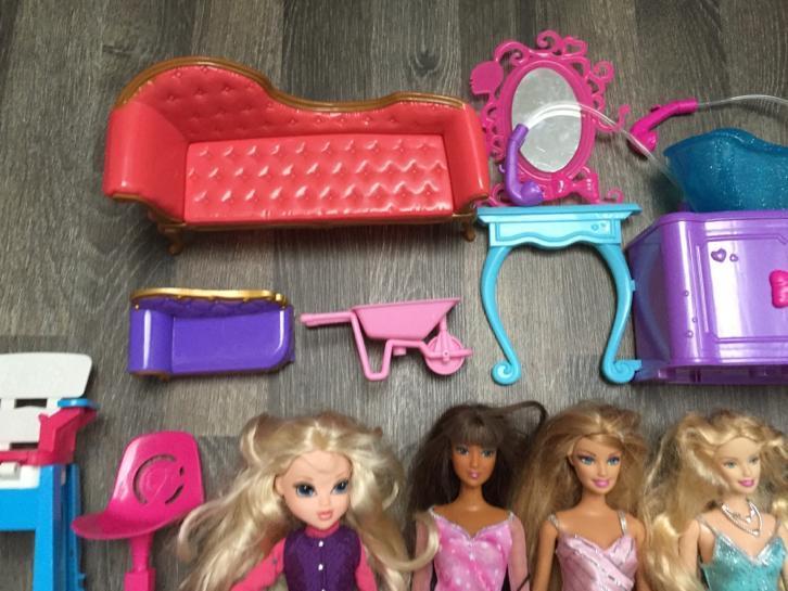 Verzameling moderne Barbie Mattel poppen kleertjes meubels
