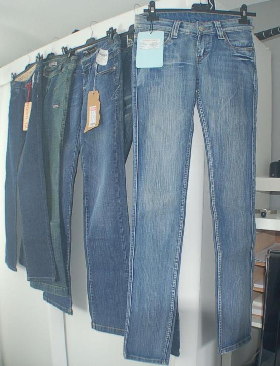 45 euro voor 30 dames jeans, m 28