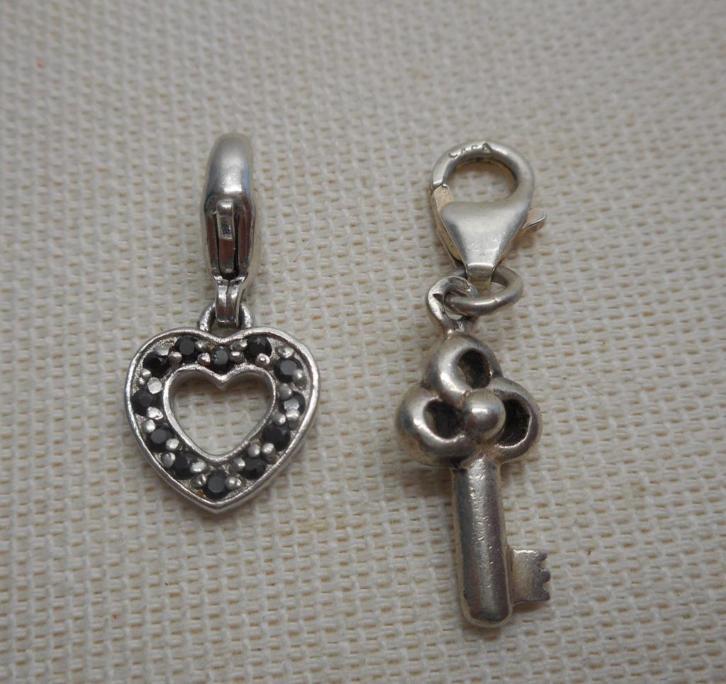 2 Zilveren bedels met slotje een sleutel en hartje nr.1696