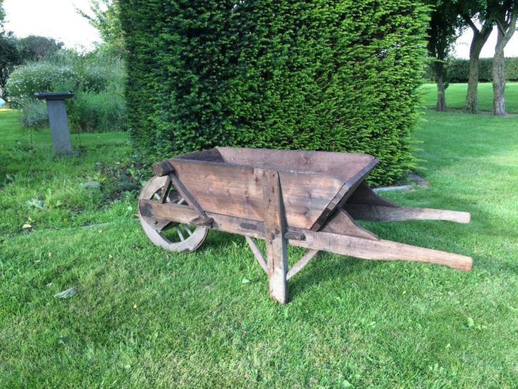 Originele houten kruiwagen