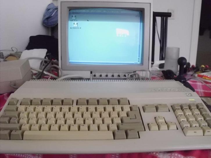 Amiga 500 met OS3,1 chipset en copy WB3.1 set diskettes