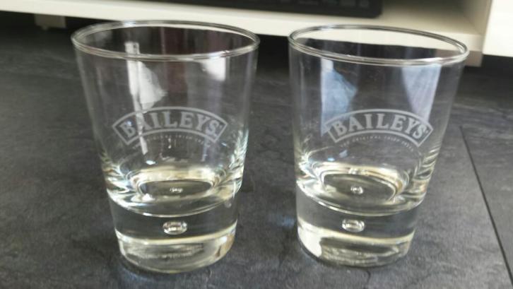 2 mooie zware Baileys Originale Irish Whiskey Cream glazen